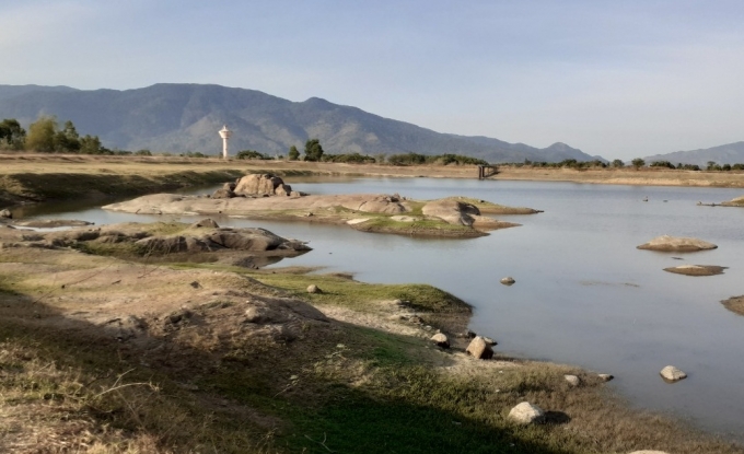 Nắng hạn khiến nhiều hồ chứa ở Bình Thuận cạn kiệt, ảnh hưởng nguồn cung cấp nước sinh hoạt.