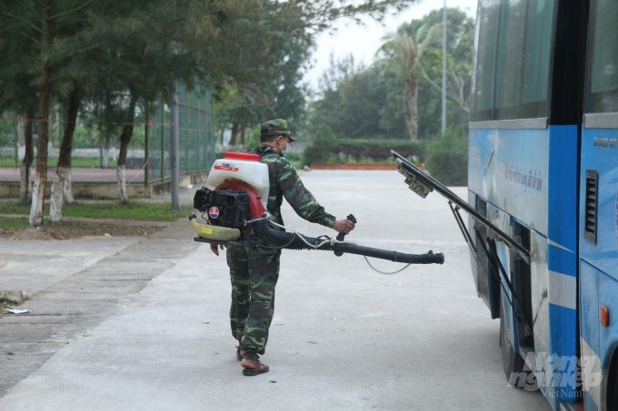 Khi số công dân được đưa vào phòng khám sàng lọc, nhân viên y tế có trách nhiệm khử trùng chuyến xe chuyên biệt dùng để vận chuyển công dân.