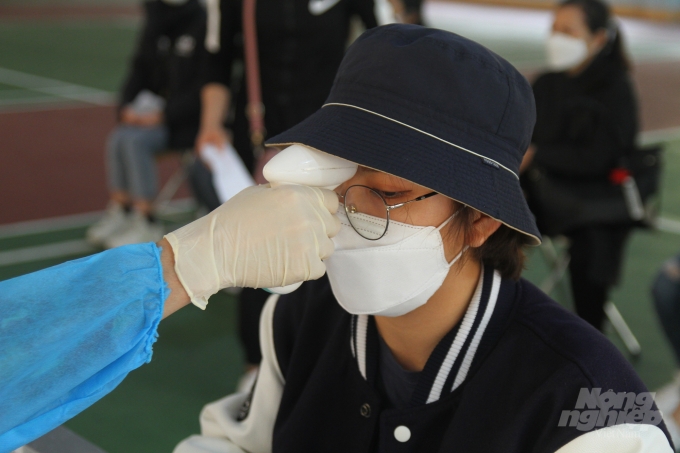 Kết thúc buổi khám sáng lọc, 51 công dân đủ điều kiện cách ly khi có sức khỏe và thân nhiệt ổn định. Hiện trường Quân sự tỉnh Quảng Ninh đang thực hiện cách ly 14 ngày đối với 204 công dân trở về từ Hàn Quốc.