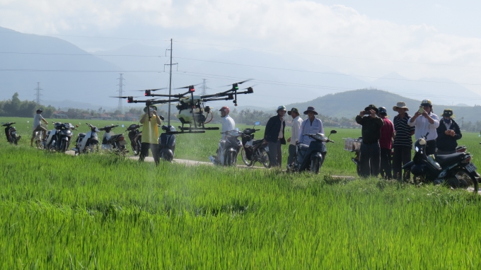 Hàng trăm nông dân xã Hòa Phong, Hòa Phú và Hòa Mỹ Tây (huyện Tây Hòa), xem máy bay không người lái phun thuốc BVTV. Ảnh: Mạnh Hoài Nam.