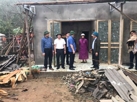 Cán bộ huyện Yên Bình đến thăm và tặng quà gia đình có nhà bị sập đổ