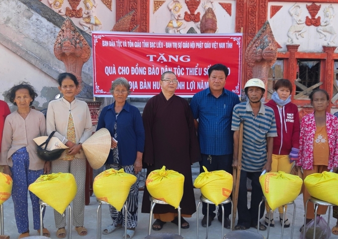 Ban Dân tộc – Tôn giáo tỉnh và Ban Trị sự giáo hội phật giáo Việt Nam tỉnh Bạc Liêu tặng quà cho hộ nghèo vui xuân đón Tết Canh Tý 2020.