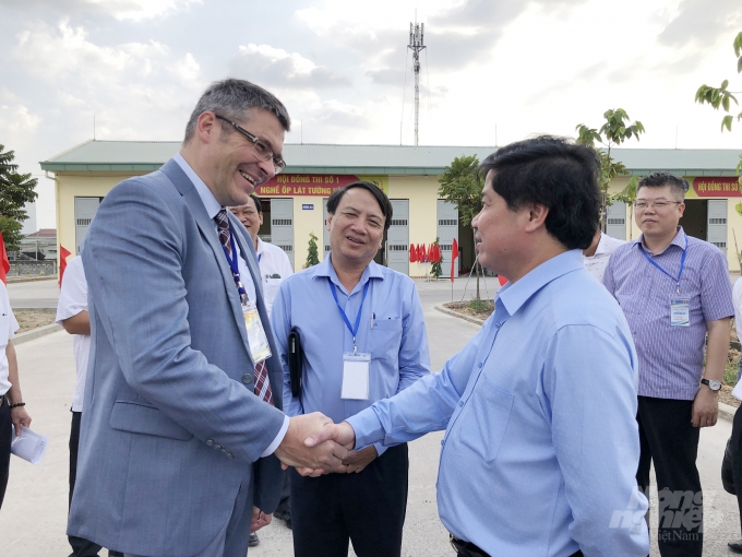 Tiến sĩ Juergen Hartwig, Giám đốc Chương trình đổi mới đào tạo nghề tại Việt Nam trao đổi cùng Thứ trưởng Lê Quốc Doanh về công tác hợp tác đào tạo nghề cho Viết Nam. Ảnh: Minh Sáng