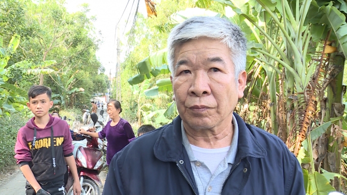 Một số người dân thôn Nam Ngạn, trong đó có ông Nguyễn Đức Lai (trong ảnh) đã gửi đơn kêu cứu đến báo Nông nghiệp Việt Nam. Ảnh: Minh Phúc.