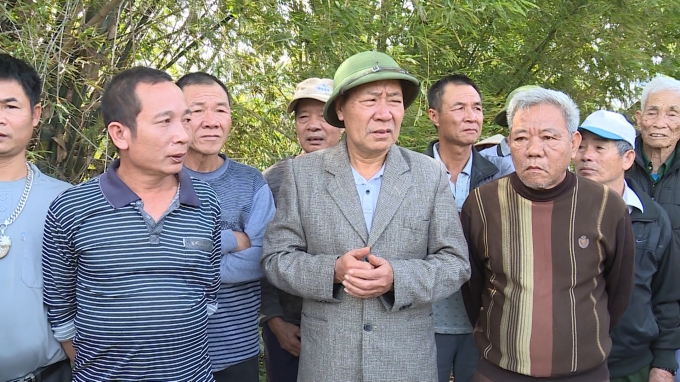 Người dân thôn Nam Ngạn cho rằng, tỉnh Bắc Giang không có quyền thu hồi đất của nhân dân để giao cho doanh nghiệp kinh doanh xăng dầu. Ảnh: Minh Phúc.