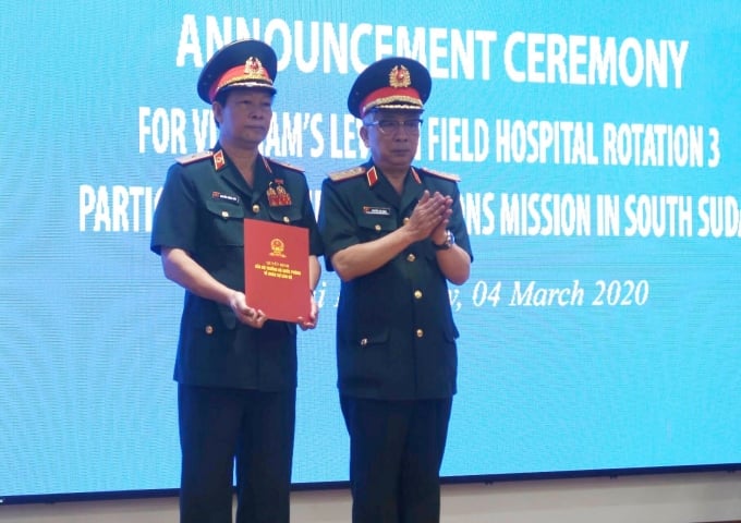 Thượng tướng Nguyễn Chí Vịnh, Thứ trưởng Bộ Quốc phòng trao quyết định thành lập Bệnh viện Dã chiến cấp 2 số 3 cho Bệnh viện Quân y 175. Ảnh: Y.N.