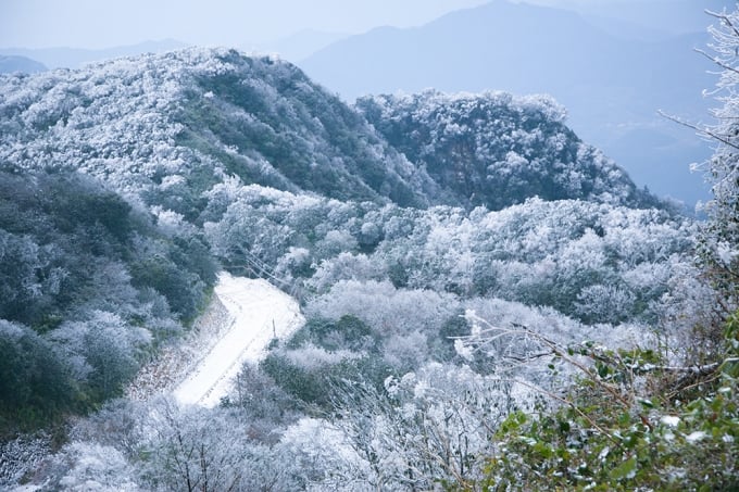 Băng giá trên đỉnh Phia Oắc vào mùa đông đẹp như ở Châu Âu. (ảnh: Kông Hải).