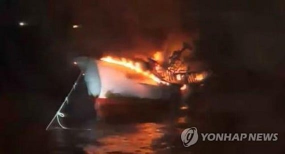 Hiện trường vụ cháy tàu cá tại Hàn Quốc. Ảnh: Yonhap.