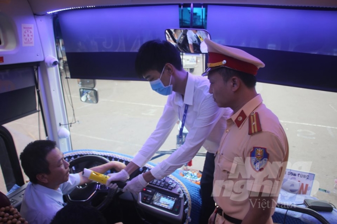 Trước khi cho xe lăn bánh, tài xế của Cty Sơn Tùng được đo nồng độ cồn trước sự chứng kiến của CSGT. Ẳnh: Vũ Đình Thung.