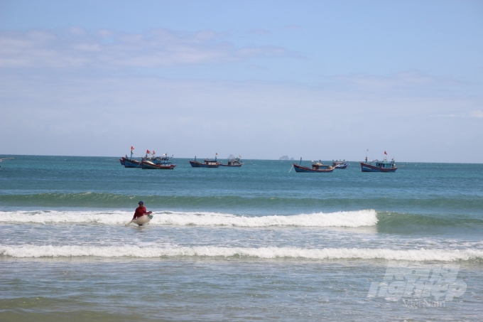 Ngư dân phải đưa lưới ra khá xa bờ để giăng dọc biển đón bắt cá. Ảnh: Vũ Đình Thung.