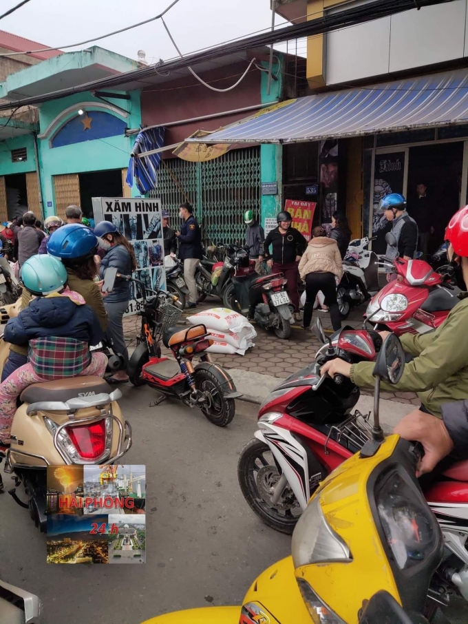 Người dân đổ xô đi mua gạo tại quận Kiến An, ngày 8/3. Ảnh: Đinh Mười.