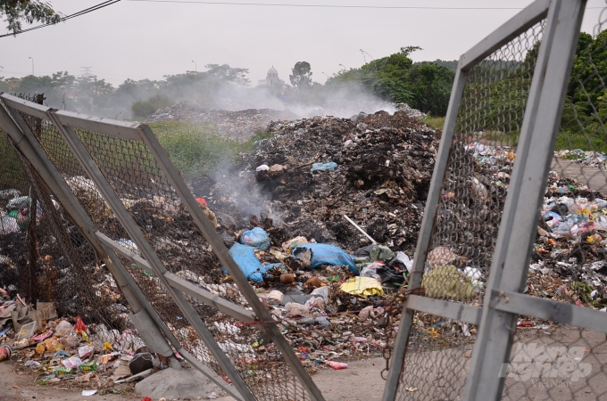 Một bãi rác làng đang bốc cháy ở xã Hoàn Sơn, huyện Tiên Du, tỉnh Bắc Ninh. Ảnh: Dương Đình Tường.