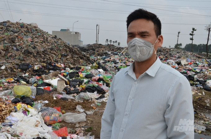 Anh Nguyễn Mạnh Hiếu - Trưởng thôn Ấp Đồn đang đứng trước bãi rác của làng tại xã Yên Trung, Yên Phong, Bắc Ninh. Ảnh: Dương Đình Tường.