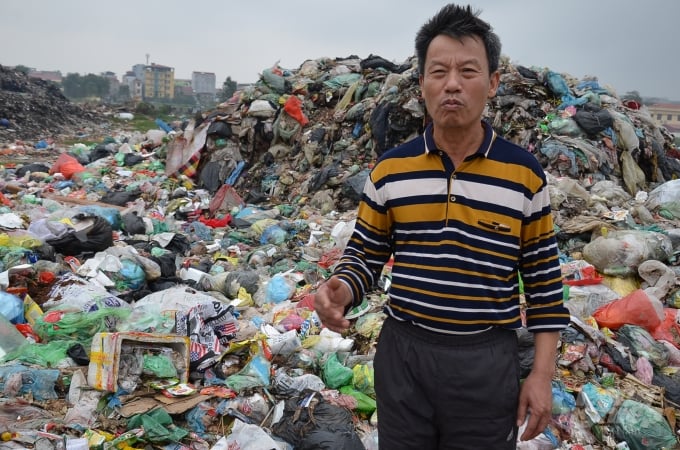 Một người dân bức xúc trước tình trạng mấy năm rồi rác không chuyển đi được ra khỏi các làng ở tỉnh Bắc Ninh. Ảnh Dương Đình Tường