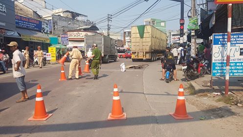Ngành chức năng huyện Tuy Phước (Bình Định) tiếp cận hiện trường vụ tai nạn.