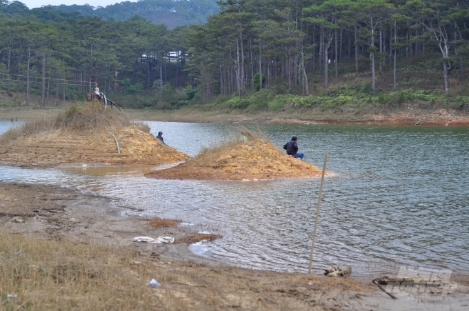 Mực nước ở hồ Chiến Thắng (TP Đà Lạt, Lâm Đồng) đang xuống thấp. Ảnh: Minh Hậu.