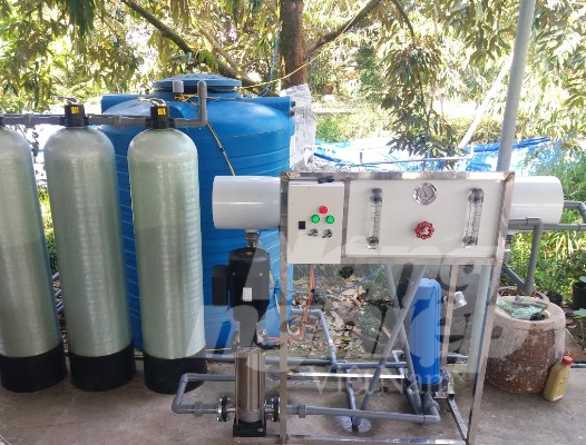 Nhiều nhà vườn đầu tư hệ thống máy lọc nước phục vụ sinh hoạt và tưới cây. Ảnh: MV.
