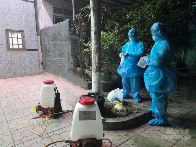 Cơ quan chức năng Quảng Trị tiến hành phu khử khuẩn tại địa điểm lưu trú của 4 người đi cùng chuyến bay với người nhiễm Covid-19. Ảnh: Công Điền.