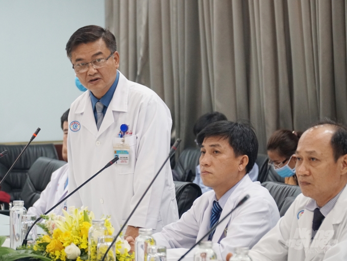 TS.BS Lê Quốc Hùng chia sẻ về trường hợp hai cha con người Trung Quốc nhiễm Covid-19. Ảnh: Nguyễn Thủy.
