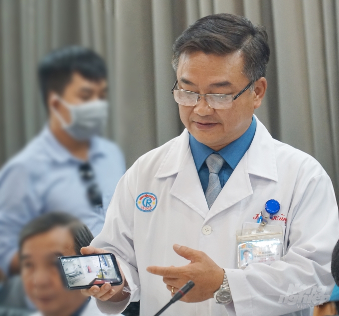 TS.BS Lê Quốc Hùng cho phóng viên xem hình bệnh nhân người Trung Quốc đi lại thoải mái trong phòng cách ly áp lực âm của BV Chợ Rẫy. Ảnh: Nguyễn Thủy.