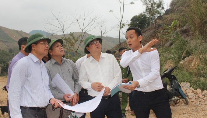 Đoàn kiểm tra của Sở TN-MT Sơn La tại mỏ đá của Công ty Tản Viên. Ảnh: Nguyễn Nga/TNMT.  