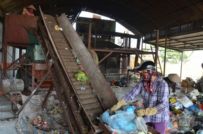 Hệ thống phân loại rác bằng máy trước khi đưa vào lò ở xã Thọ Nghiệp, huyện Xuân Trường. Ảnh Dương Đình Tường