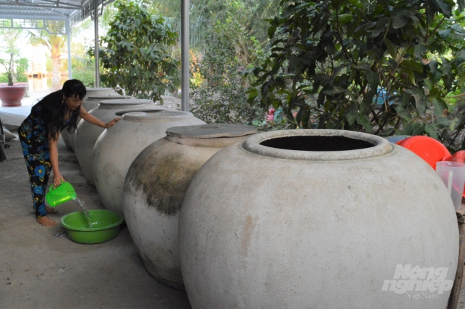 Để trữ nước sinh hoạt, người dân vùng hạn, mặn U Minh Thượng phải mua nhiều lu chứa xếp quanh nhà. Ảnh: Trung Chánh.