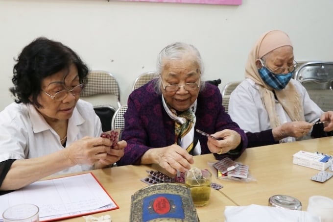 Bà Tố (giữa) đang phân loại thuốc đảm bảo an toàn cho người bệnh. Ảnh: Long Nguyễn.   