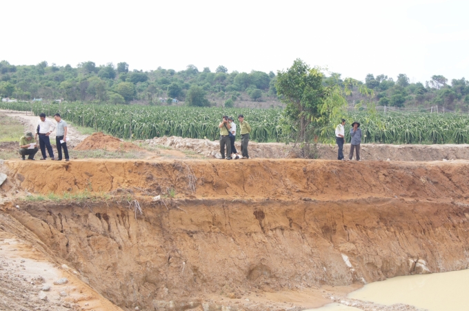 Lực lượng chức năng kiểm tra việc người dân đào hồ trong khu BTTN Tà Kóu.