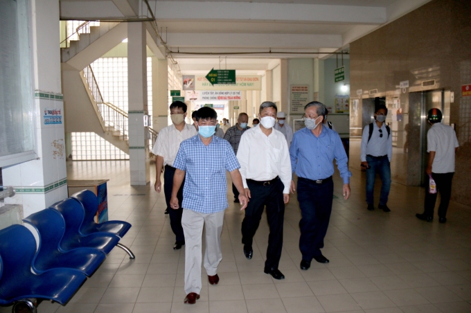 Đoàn công tác Bộ y tế do Thứ trưởng Nguyễn Trường Sơn dẫn đầu đi kiểm tra tại bệnh viện tỉnh Bình Thuận. Ảnh: NT