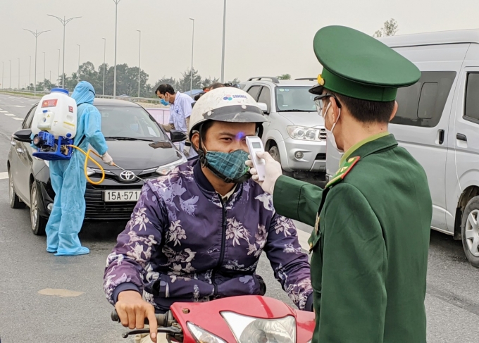 Lực lượng chức năng thực hiện nhiệm vụ tại chốt kiểm tra y tế ra vào huyện Cát Hải. Ảnh: Minh Hằng.