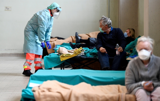 Nhân viên y tế chăm sóc các bệnh nhân tại bệnh viện Spedali Civili ở Brescia, Italy, ngày 13/3. Ảnh: Reuters.