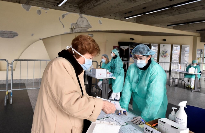Nhân viên y tế kiểm tra người ra vào tại bệnh viện Spedali Civili ở Brescia, Italy, ngày 3/3. Ảnh: Reuters.