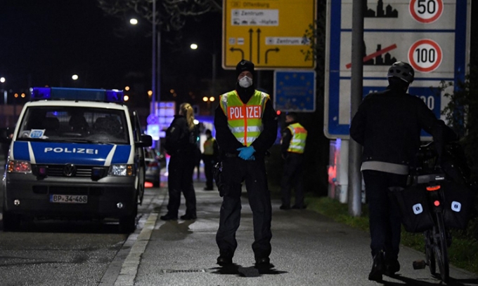 Một cảnh sát Đức đứng gác tại khu vực kiểm soát phương tiện giữa thành phố Kehl, Đức, và Strasbourg, Pháp, ngày 12/3. Ảnh: AFP.