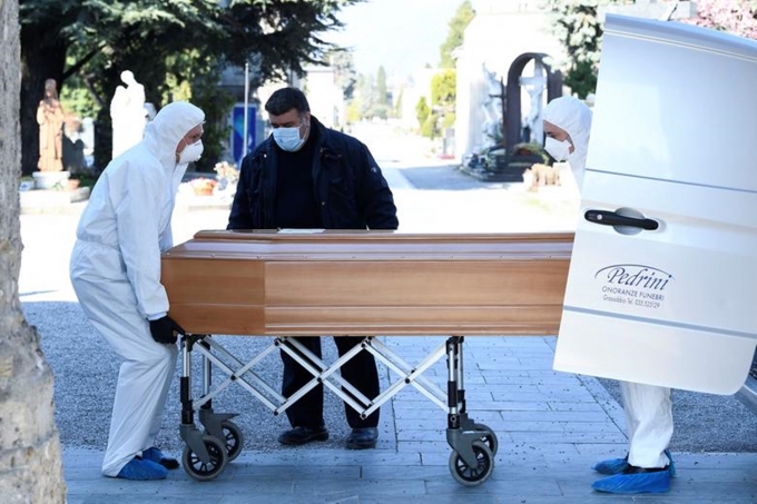Quan tài chứa thi thể một bệnh nhân nCoV được chuyển tới nghĩa trang ở Bergamo, Italy, ngày 16/3. Ảnh: Reuters.