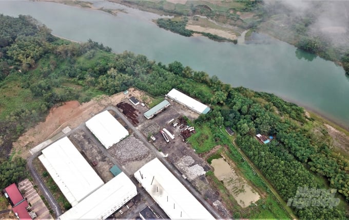 Địa điểm đặt trụ sở nhà máy nằm kề sát sông Lam. Ảnh: Việt Khánh.