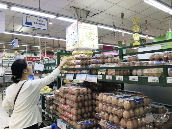 Người tiêu dùng lựa chọn thực phẩm tại hệ thống siêu thị của Saigon Co.op. Ảnh: Nguyễn Thủy.