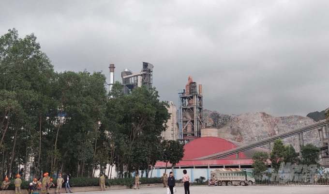 Không khí, môi trường xung quanh khu vực khai thác đất sét của Công ty Xuân Thành luôn trong tình trạng ô nhiễm. Ảnh: Thu Quỳnh. 
