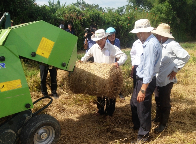 Máy cuốn rơm rất cần thiết cho nông dân mỗi mùa thu hoạch lúa.