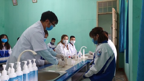 Thầy Hồ Văn Hải hướng dẫn học sinh điều chế dung dịch rửa tay khô theo công thức của WHO.