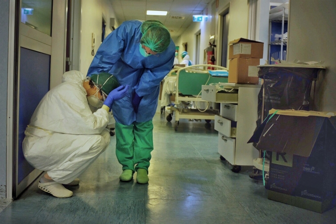 Hai bác sĩ chăm sóc đặc biệt tại khoa cấp cứu thuộc một bệnh viện ở Cremona, Italia, ngày 13/3. Ảnh: NBC News.