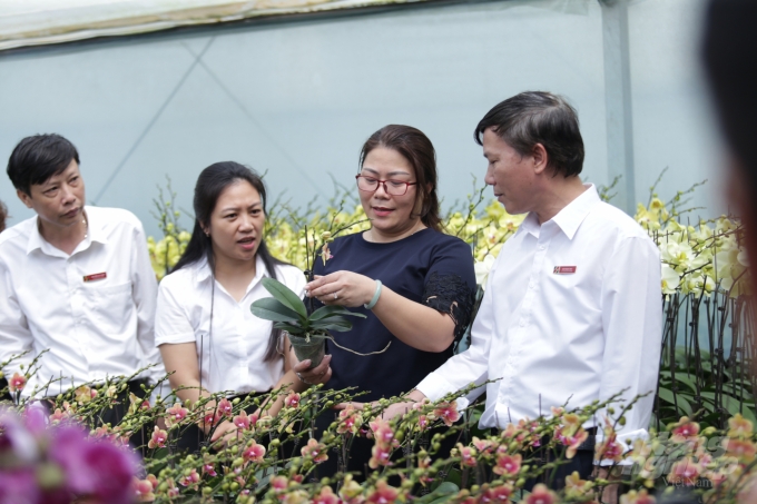 Cán bộ Agribank luôn sát cánh cùng nông dân để phát triển kinh tế. Ảnh: Minh Phúc.