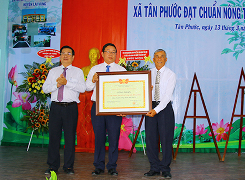 UBND tỉnh Đồng Tháp trao bằng công nhận xã Tân Phước đạt chuẩn nông thôn mới.
