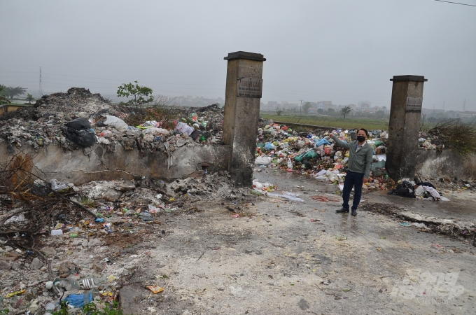 Một bãi rác của làng ở Bắc Ninh tràn ngập rác và khói đốt rác. Ảnh: Dương Đình Tường.