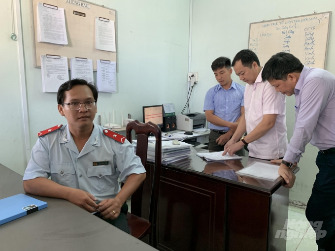 Đoàn kiểm tra chuyên ngành thủy sản tại Tổ IUU cảng cá Trần Đề. Ảnh: Trọng Linh.
