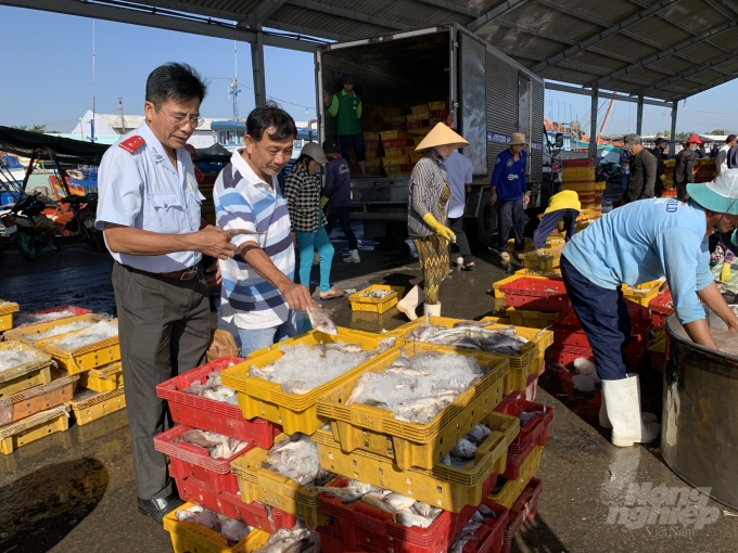 Tổ IUU Sóc Trăng cùng Chủ tàu cá Phan Thanh Liêm (thứ 2) kiểm tra sản phẩm hải sản. Ảnh: Trọng Linh.