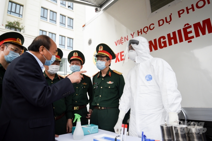 Thủ tướng Nguyễn Xuân Phúc kiểm tra xe xét nghiệm cơ động của Viện Y học dự phòng, Bộ Quốc phòng. Ảnh: Tùng Đinh.