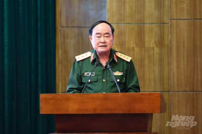 Thượng tướng Trần Đơn, Thứ trưởng Bộ Quốc phòng báo cáo Thủ tướng về tình hình phòng chống dịch. Ảnh: Tùng Đinh.
