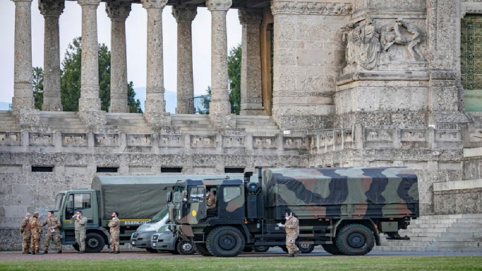 Xe tải quân sự và binh sĩ Italy tại nghĩa trang Bergamo. Quân đội Italy được triển khai để chuyển bớt quan tài sang tỉnh lân cận vì nghĩa trang này bị quá tải. Ảnh: Reuters.