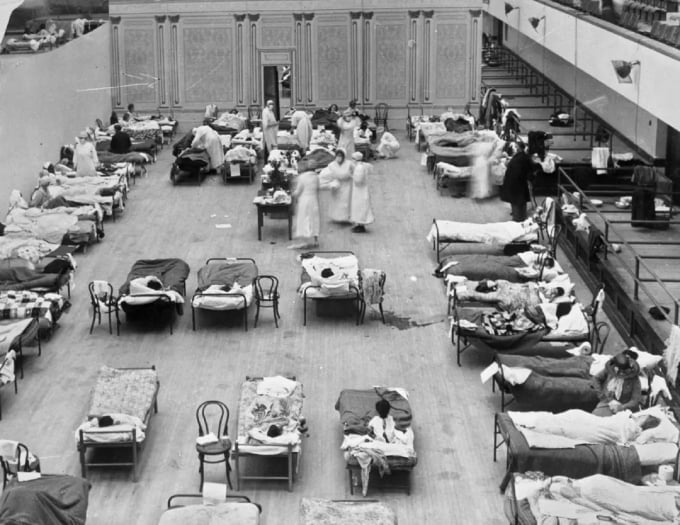 Một phòng hòa nhạc thính phòng ở Oakland, Mỹ, được biến thành nơi chăm sóc cho các bệnh nhân nhiễm cúm Tây Ban Nha năm 1918. Ảnh: AP.